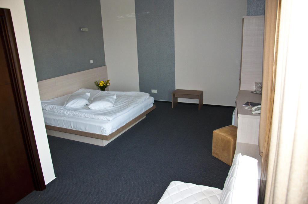 Albert Hotel 普洛耶什蒂 外观 照片