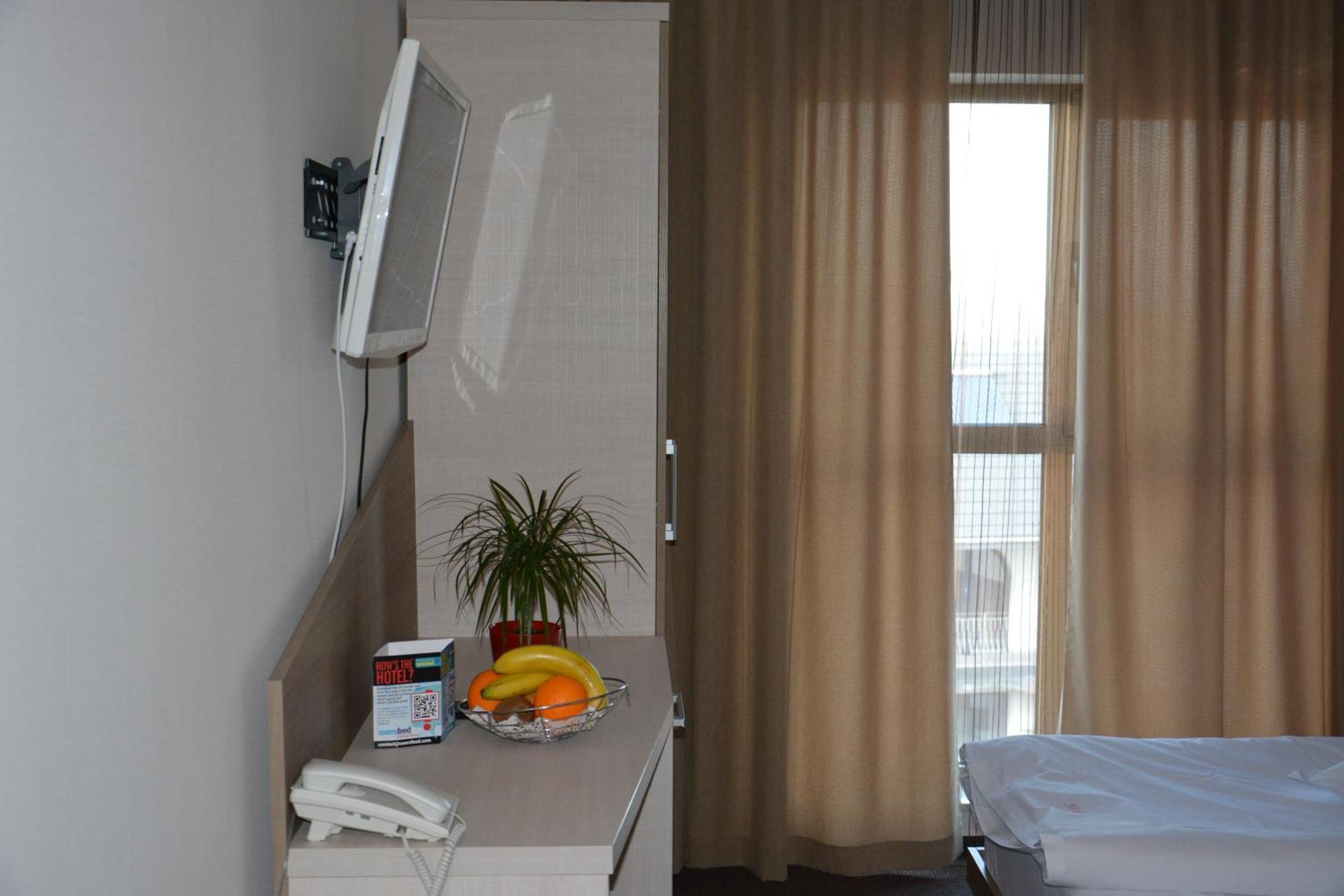Albert Hotel 普洛耶什蒂 客房 照片